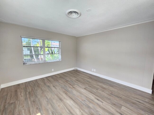 Building Photo - 2110 NE 41st St