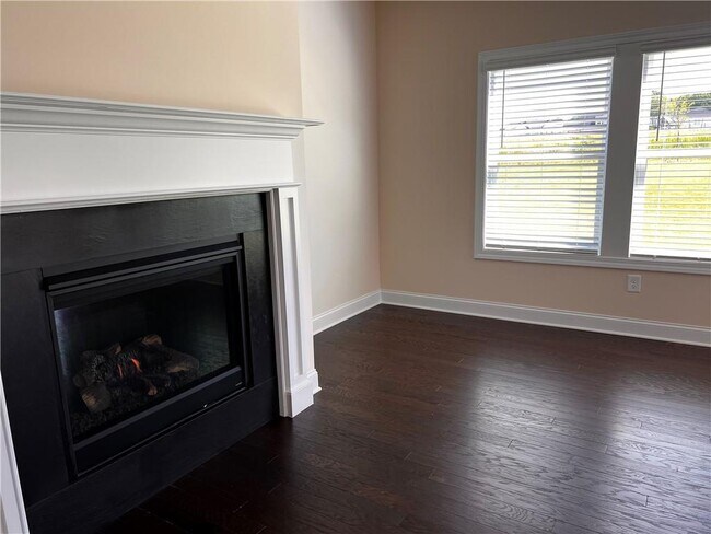 Building Photo - 3755 Crestland Ln
