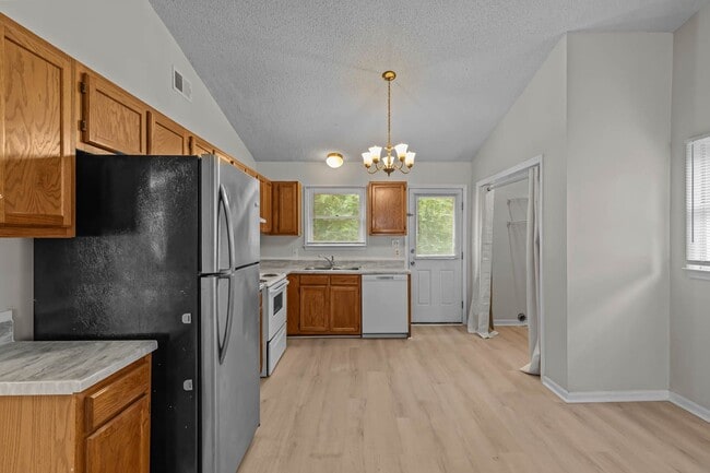 Building Photo - Newly renovated 2 bedroom 1 bathroom duplex