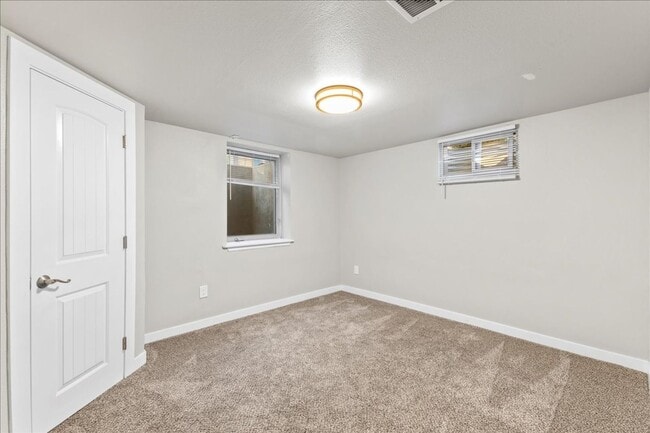 Building Photo - 1 Bedroom 1 Bathroom Basement Apartment on...