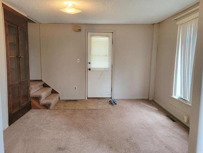 Building Photo - 2 Bedroom Duplex