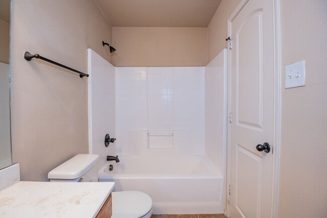 Building Photo - Beautiful 3 Bedroom, 2.5 Bath duplex located in Woodland Estates!