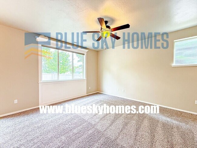 Building Photo - 1868 N Justin Ave