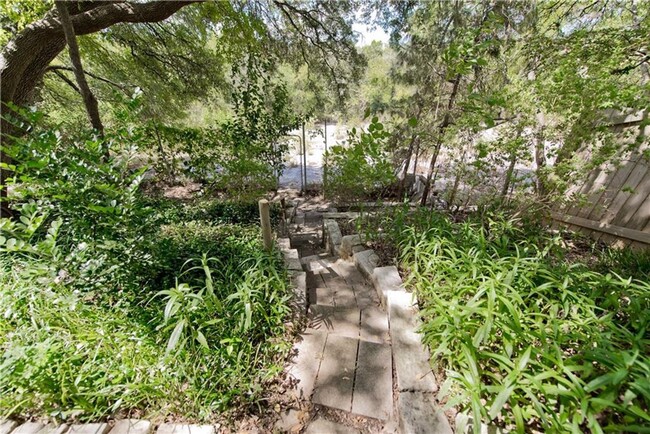 Building Photo - 605 Kingfisher Creek Dr - Nature lovers pa...