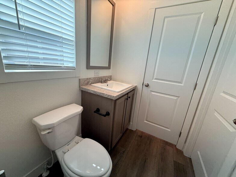 Building Photo - 3601 E Wyoming Ave