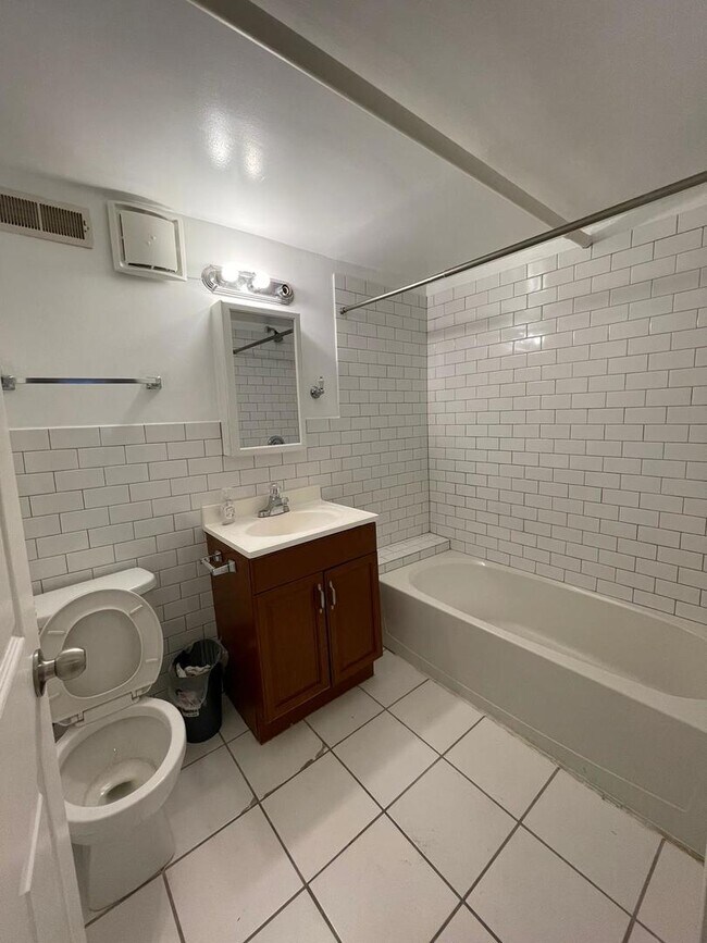 Building Photo - 5749 N Spaulding Ave