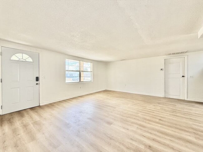 Building Photo - 12909 Kings Manor Ave