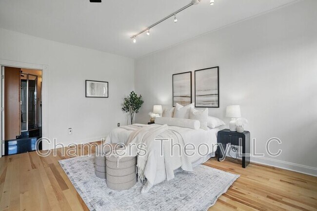 Building Photo - 136 R St NE