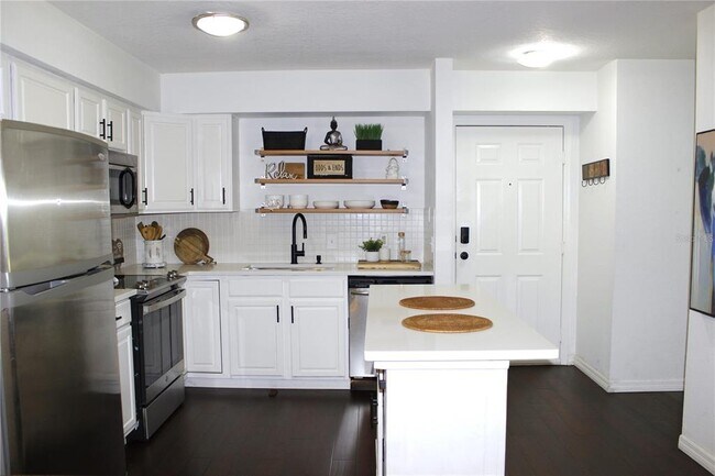 Building Photo - 9481 Highland Oak Dr