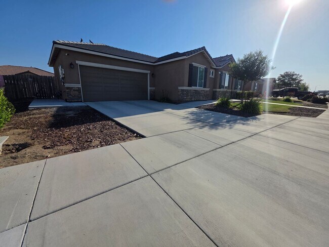 Building Photo - Newer 3 Bedroom 2 Bathroom in Tulare! Coming soon!!