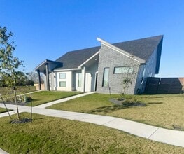 Building Photo - AVAILABLE NOW!