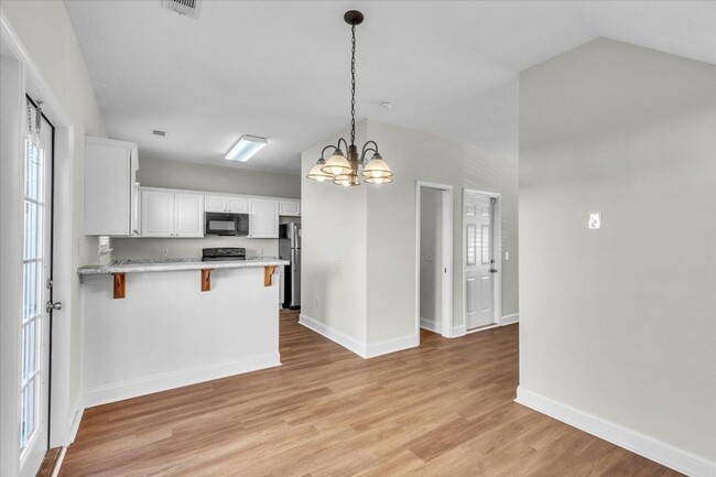 Building Photo - 3 Br, 2.5 Ba Townhome In Richmond Hill