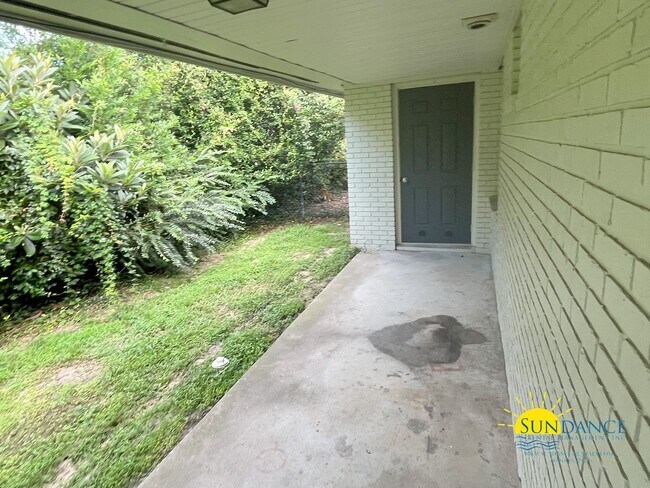 Building Photo - Nice 2-Bedroom Home in the Heart of Pensac...