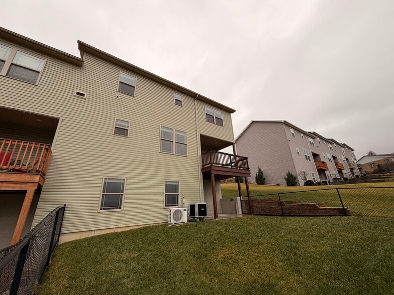 Building Photo - 746 Golden Spring Dr