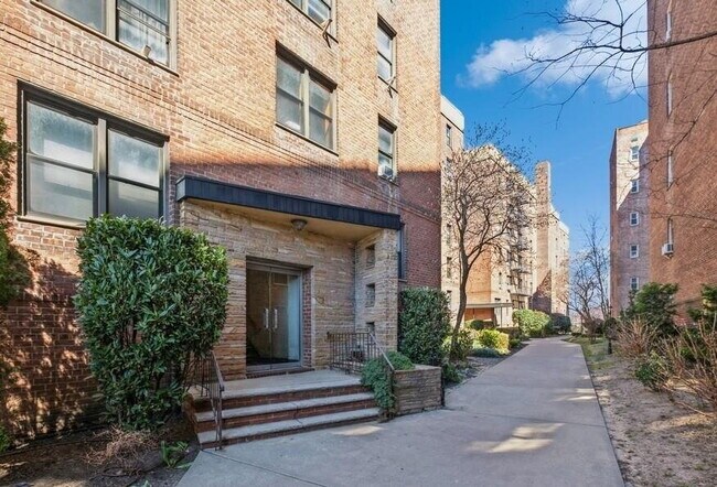 Building Photo - Comfortable and Spacious Rental Opportunity
