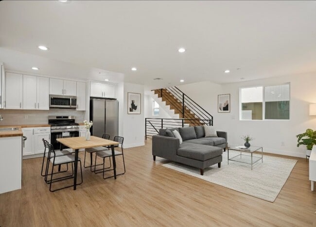 Building Photo - 828 N Detroit St