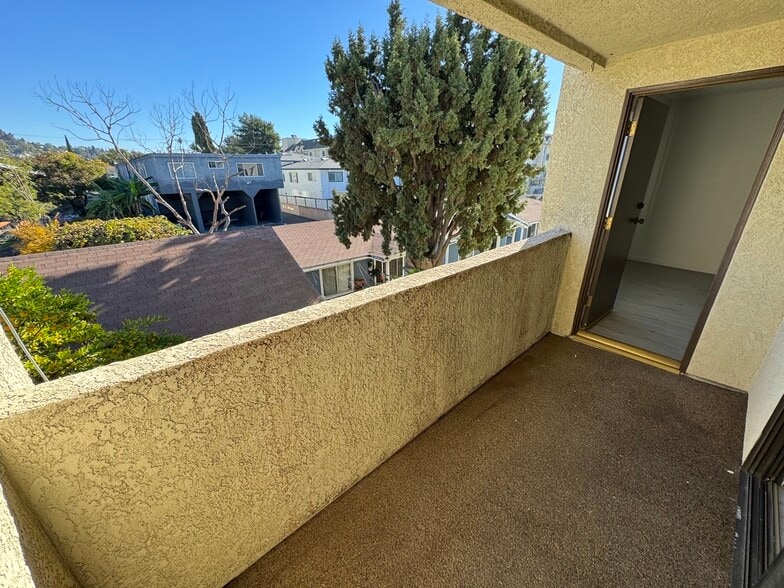 Building Photo - 4633 Vermont Pl