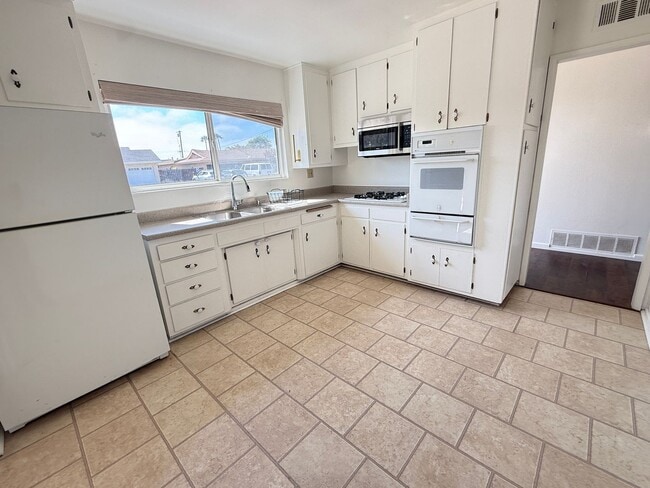 Building Photo - 1741 Lahoud Dr