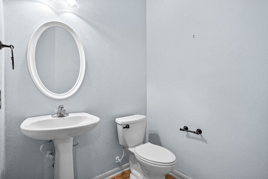 Building Photo - 3415 Highline Tr