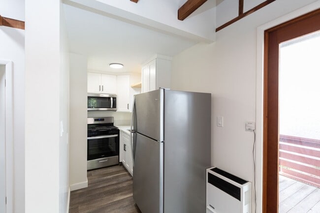 Building Photo - 1 Bedroom Home in South Mission Hills, San Diego