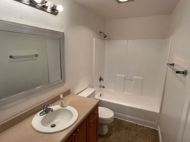 Building Photo - East Hill 2-bedroom top-floor unit w/s/g i...