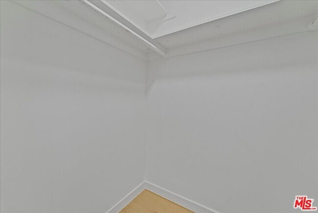 Building Photo - 1210 Larrabee St