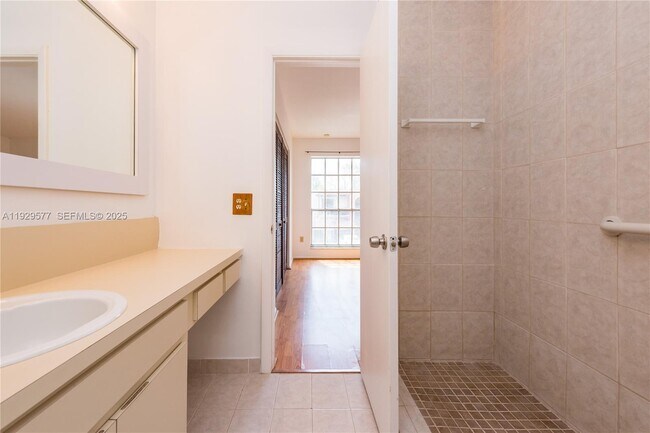 Building Photo - 10784 N Kendall Dr