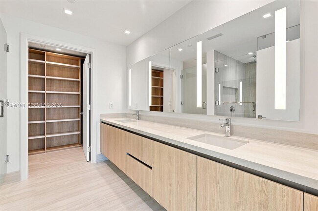 Building Photo - 2411 Laguna Cir