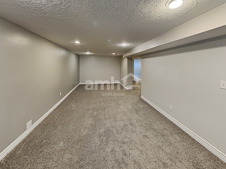Building Photo - 2044 E 7550 S