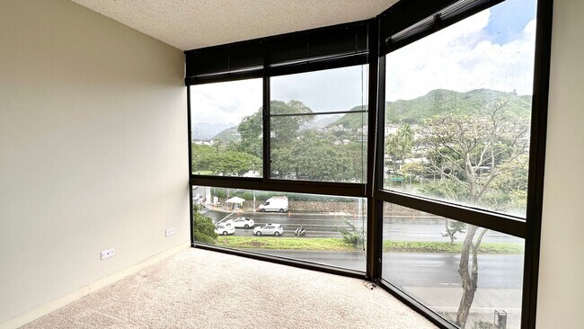 Building Photo - SPACIOUS 2 BED/2 BATH/1 PRKG & WASHER/DRYE...