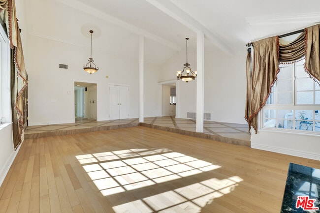 Building Photo - 10945 Cozycroft Ave