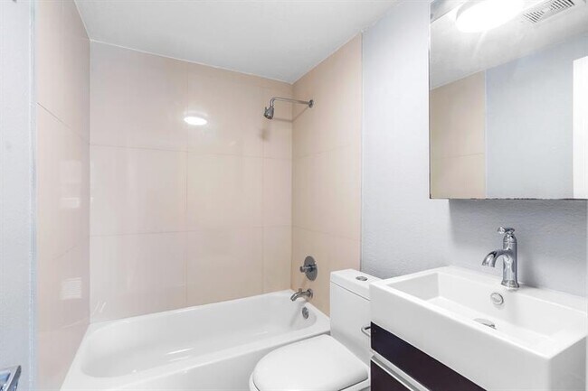 Building Photo - 416 NE 15th Ave