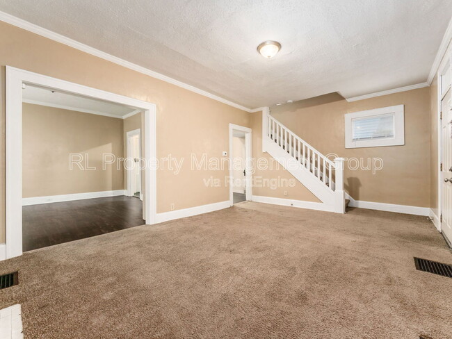 Building Photo - 730 Siebert St