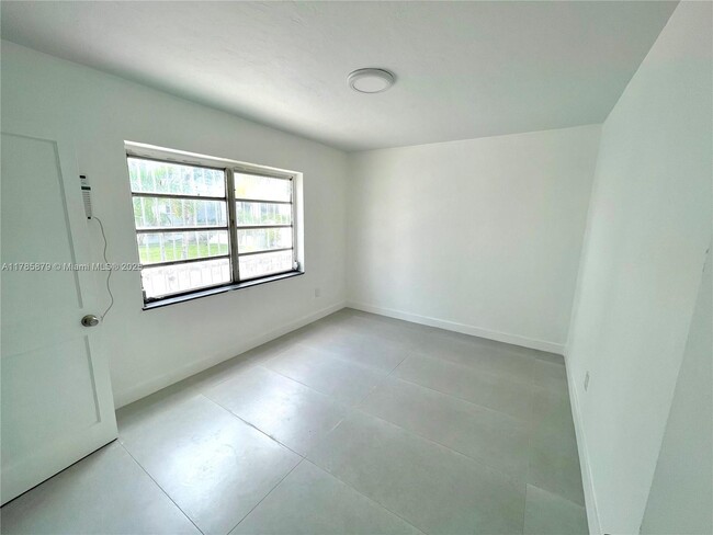 Building Photo - 550 SW 10th St