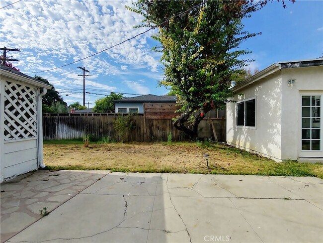 Building Photo - 3907 Edgehill Dr
