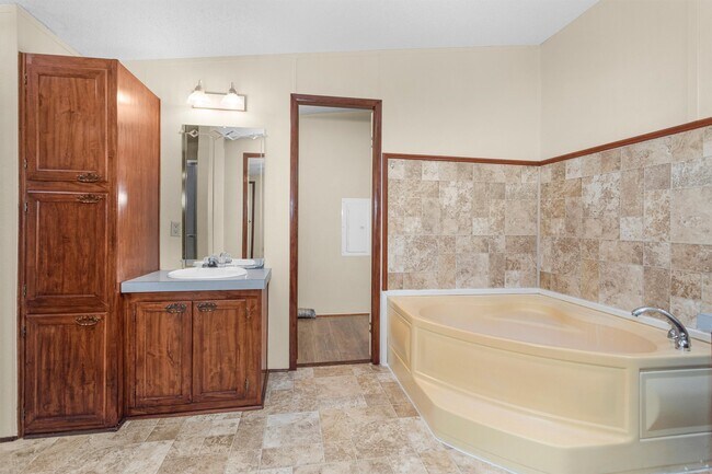 Building Photo - 11261 Rose Rd