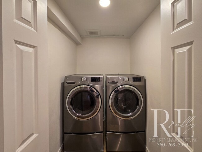 Building Photo - Cozy 1-Bed Duplex with Open Concept Living, Mini-Split Comfort & Apple Tree – Bremerton