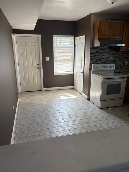 Building Photo - 3601 Howard Park Ave