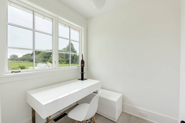 Building Photo - 571 Pauls Ln