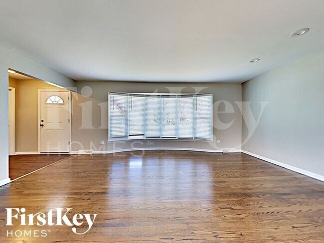 Building Photo - 16322 Kenwood Ave