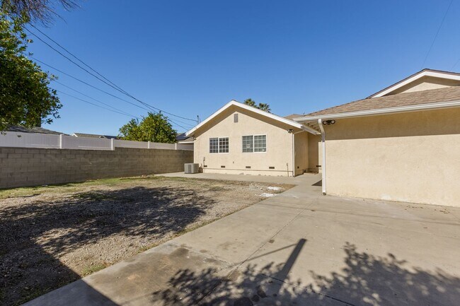 Building Photo - Spacious Mission Hills Home – Modern Comfort in a Prime Location!