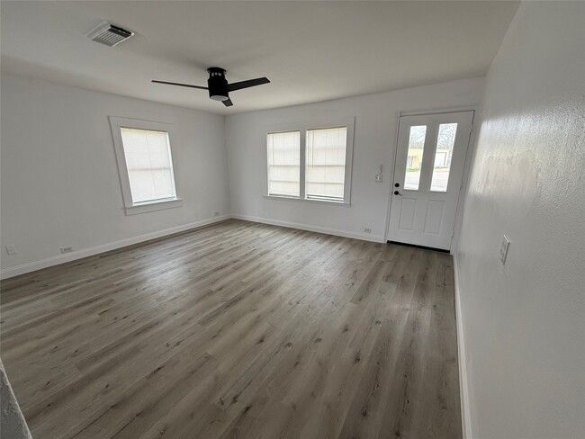 Building Photo - 4114 Victoria Ave