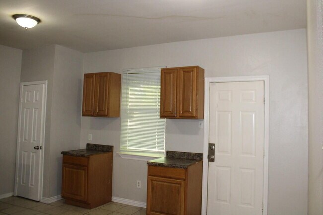 Building Photo - 1823 Smoke Tree Ln