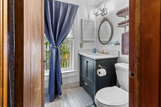 Building Photo - 204 NE 3rd Ave