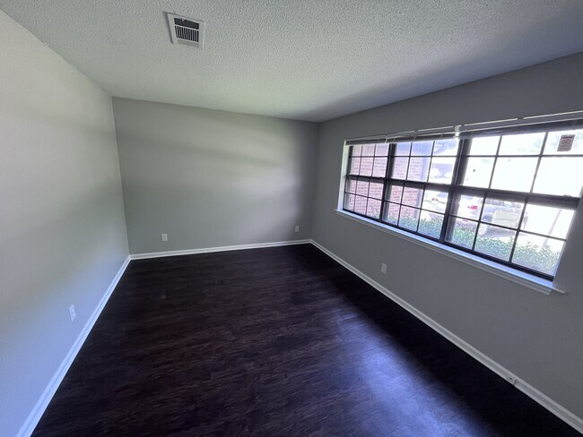Building Photo - 215 Berkshire Cir