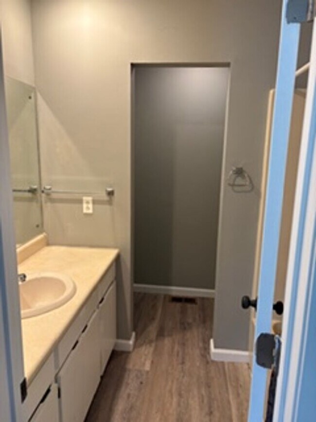 Building Photo - 2 Bedroom Condo Close to I-140 ( Pellissippi Parkway) Alcoa City services