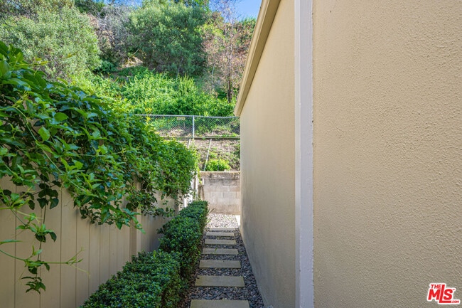 Building Photo - 4118 Del Mar Ave