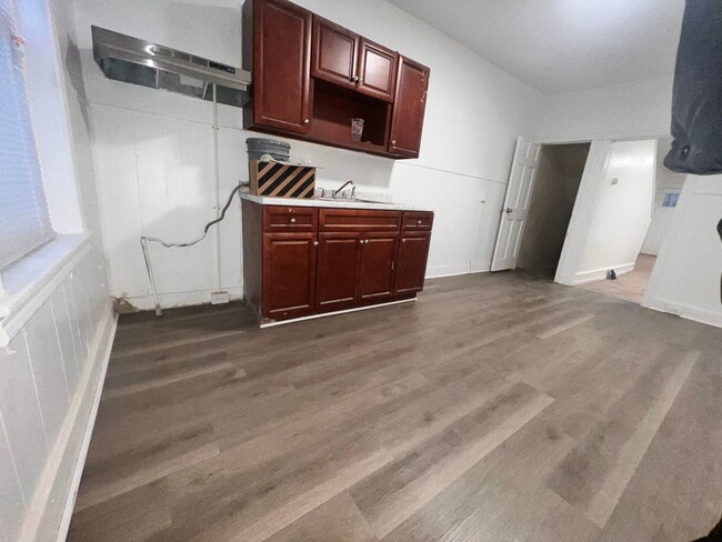 Building Photo - Newly Refurbished 3 Bedroom Townhome with ...