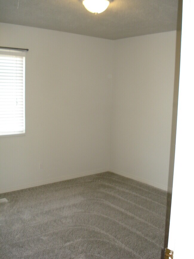 Building Photo - 60 E 200 N