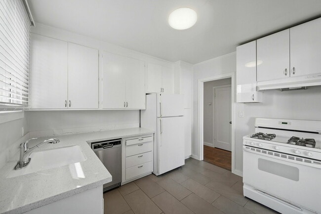 Building Photo - 4439 Kirkham St